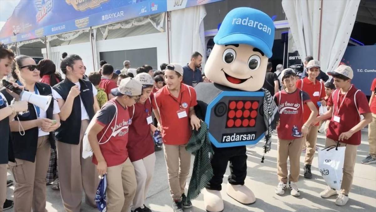 TEKNOFEST G&uuml;neydoğu'da &ouml;ğrenciler "Radarcan"la halay &ccedil;ekti