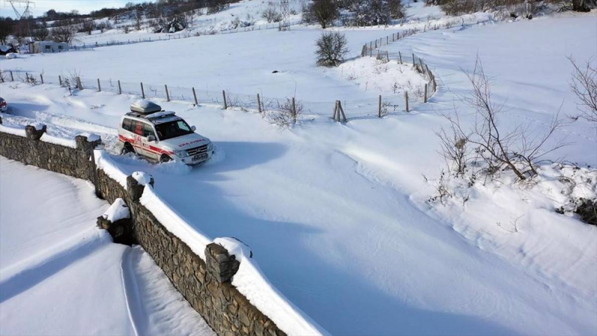 Bolu'da paletli ambulans ekipleri, karlı yolları aşarak hastaların imdadına yetişiyor