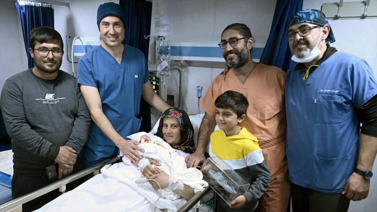 Doktorluk yaptığı gemide d&uuml;nyaya gelen bebekle iletişimini koparmıyor