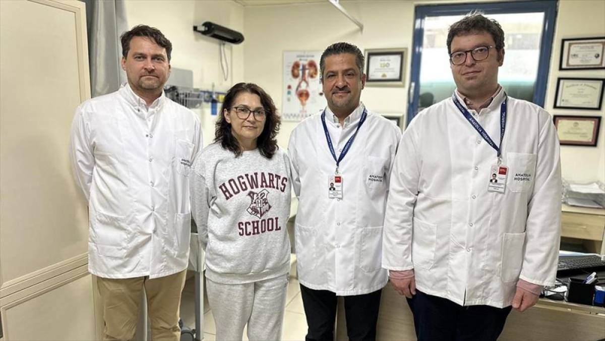 B&ouml;brek t&uuml;m&ouml;r&uuml; ve rahim ağzı kanserinden aynı seansta robotik cerrahiyle kurtuldu