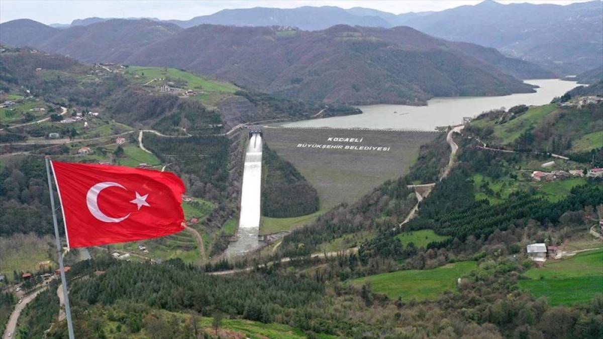 Tam kapasiteye ulaşan Yuvacık Barajı, b&uuml;y&uuml;kşehirlerin i&ccedil;me suyu kaynağı Sapanca G&ouml;l&uuml;'n&uuml; besliyor