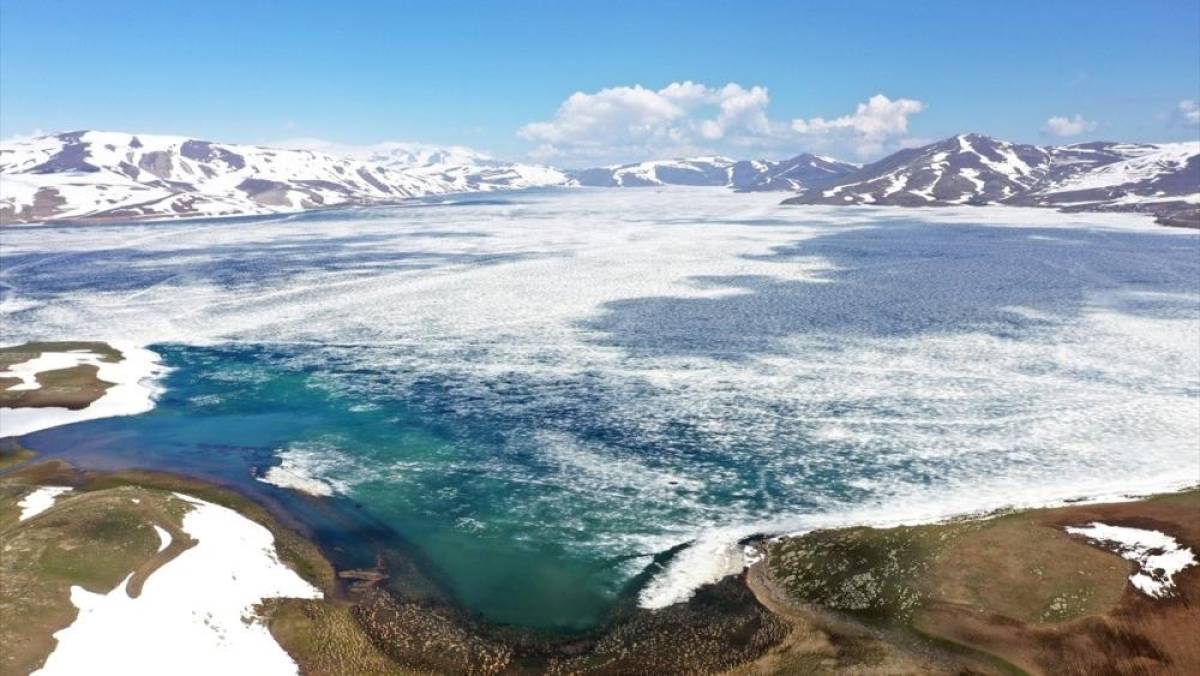 Ağrı'daki Balık G&ouml;l&uuml; baharda da erimeyen buzlarıyla "Antarktika"yı andırıyor