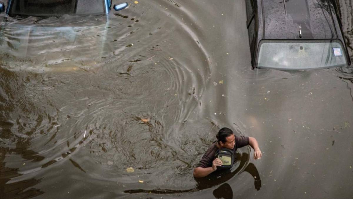 Tayland'da şiddetli yağışların yol a&ccedil;tığı seller 3,5 milyondan fazla kişiyi etkiledi