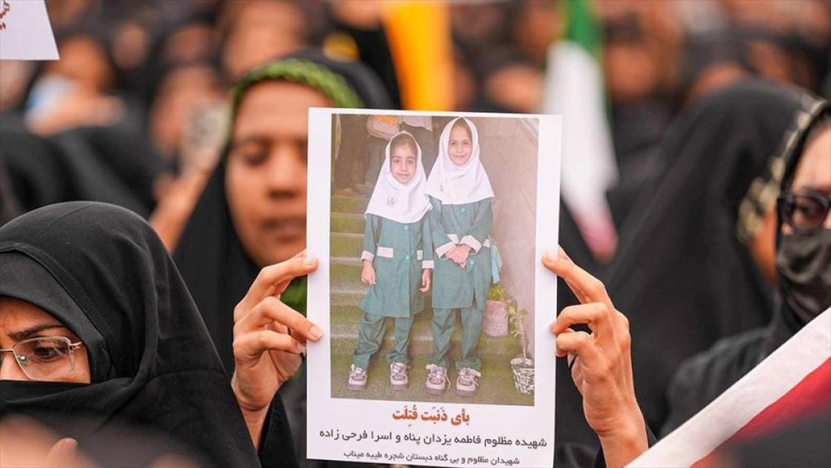 ABD-İsrail'in İran'da ilkokula d&uuml;zenlediği saldırıda &ouml;len &ccedil;ocuklar i&ccedil;in cenaze t&ouml;reni d&uuml;zenlendi