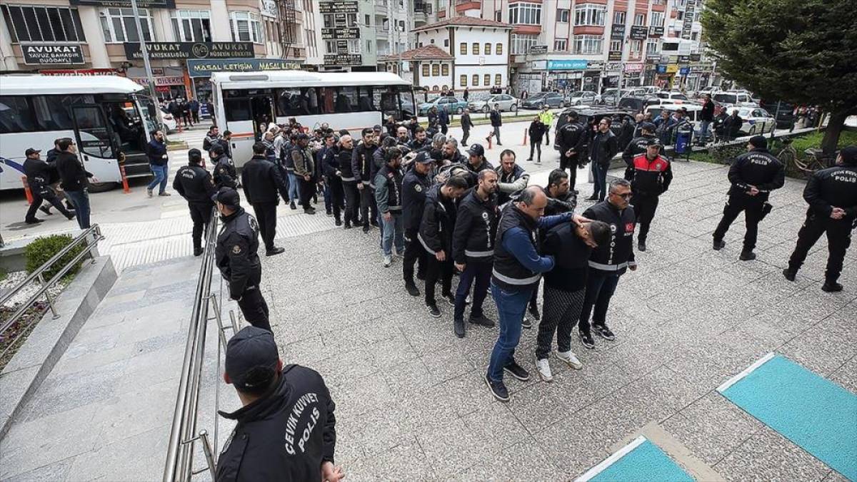 &Ccedil;orum merkezli 5 ilde d&uuml;zenlenen "Miami su&ccedil; &ouml;rg&uuml;t&uuml;" operasyonunda 21 ş&uuml;pheli tutuklandı
