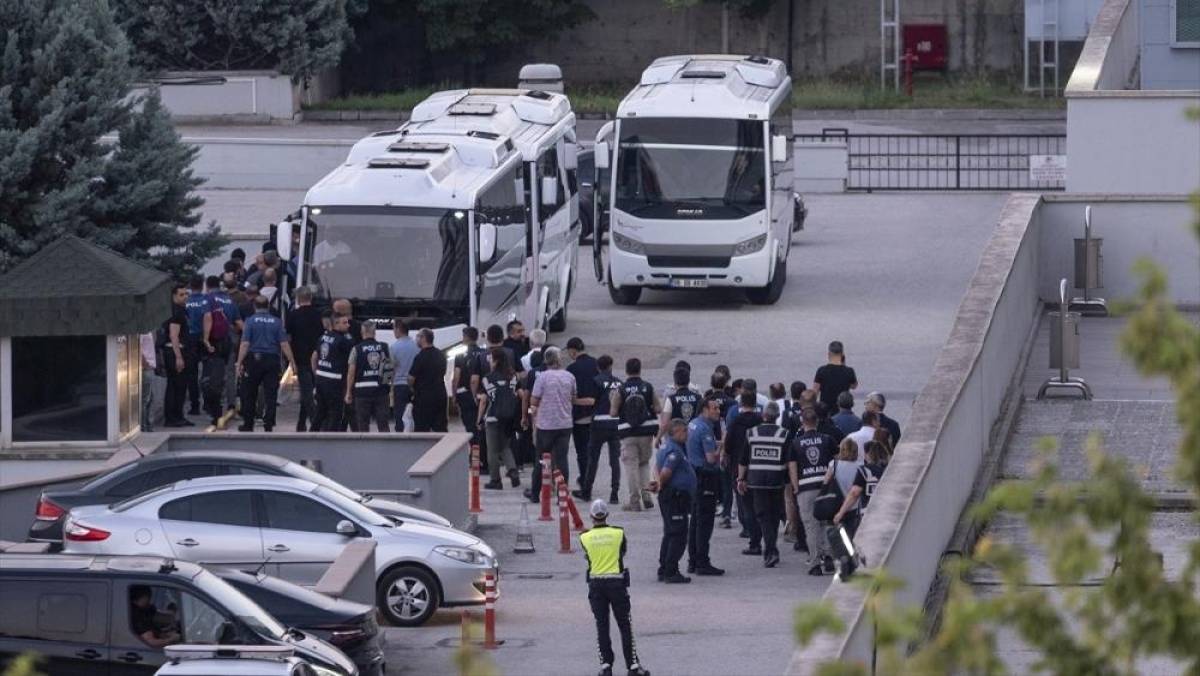 Etimesgut Belediye Başkanı Beşik&ccedil;ioğlu'nun da aralarında bulunduğu 40 ş&uuml;pheli tutuklandı