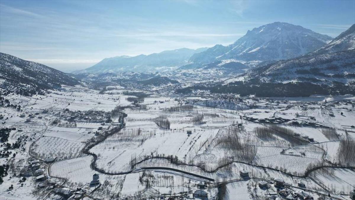 Kahramanmaraş'taki Yeşilg&ouml;z G&ouml;l&uuml;'nde kış manzarası havadan g&ouml;r&uuml;nt&uuml;lendi