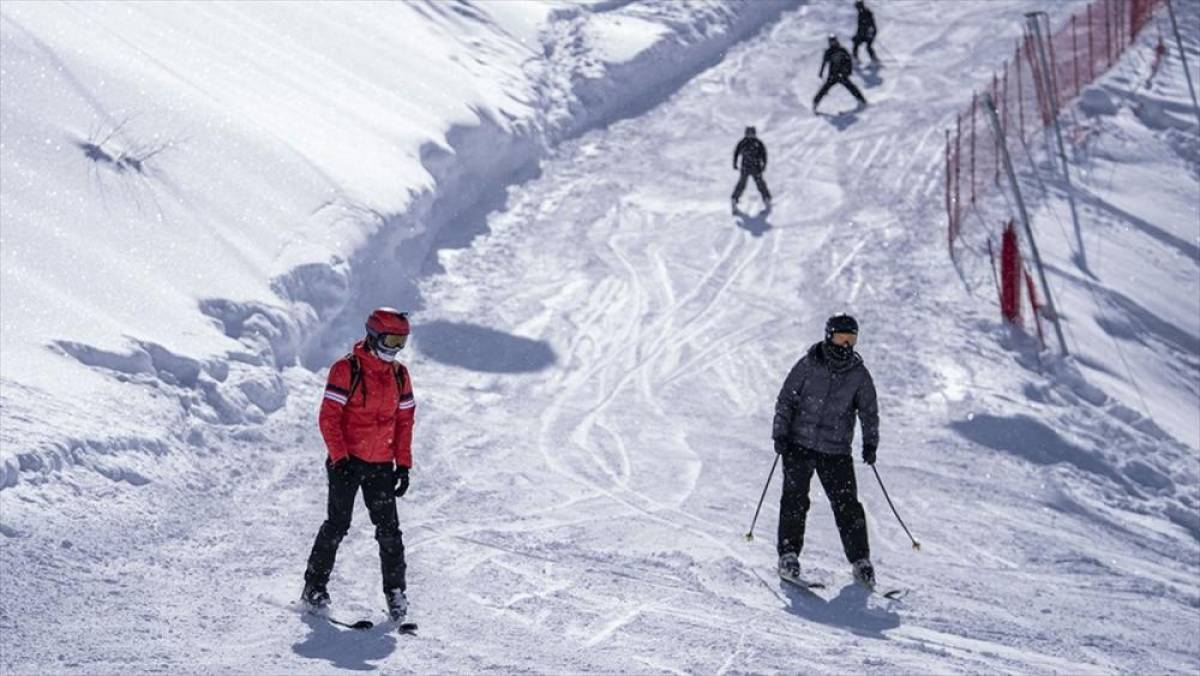 Paland&ouml;ken'de kar kalınlığı 3 metreye yaklaştı
