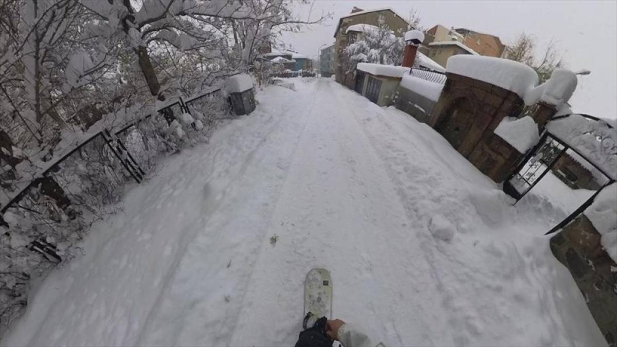 Adanalı gen&ccedil; diş hekiminin karla kaplı Erzurum sokaklarında snowboard keyfi