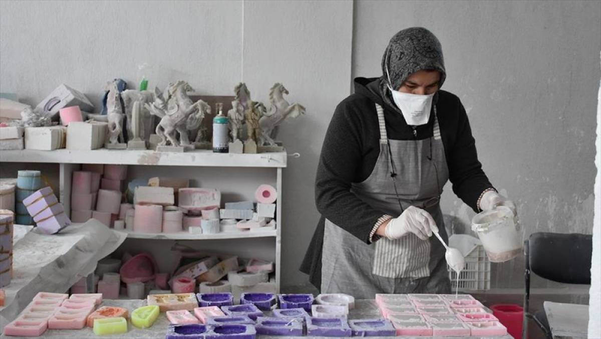 Afyonkarahisar'da kadınlar kooperatif &ccedil;atısı altında hediyelik eşya &uuml;retimini artırıyor