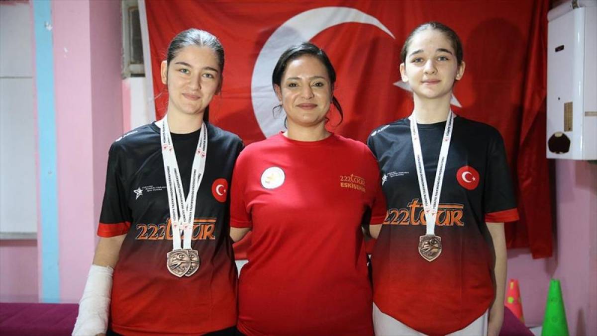 İşitme engelli kardeşlerin hedefi tekvandoda milli formayı giymek