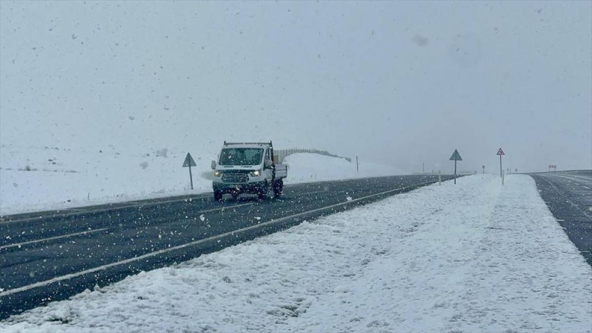 Kar ve tipi Ardahan'da bazı yollarda ulaşımı aksatıyor