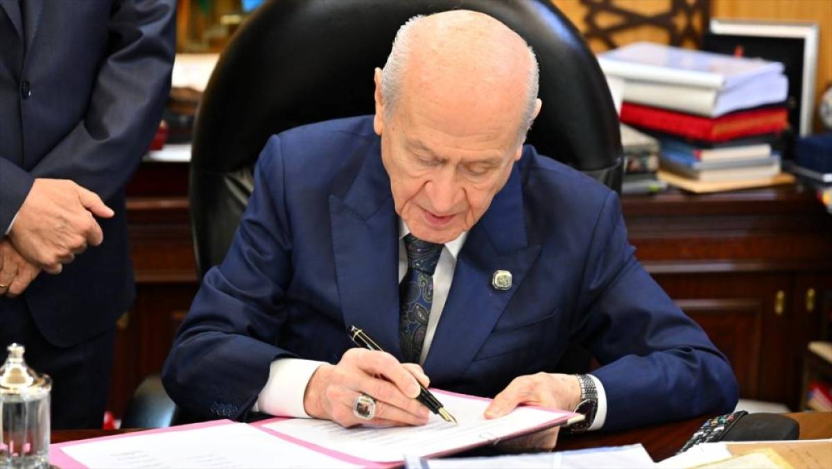MHP Genel Başkanı Devlet Bah&ccedil;eli'den "&ccedil;er&ccedil;eve yasa" imzası