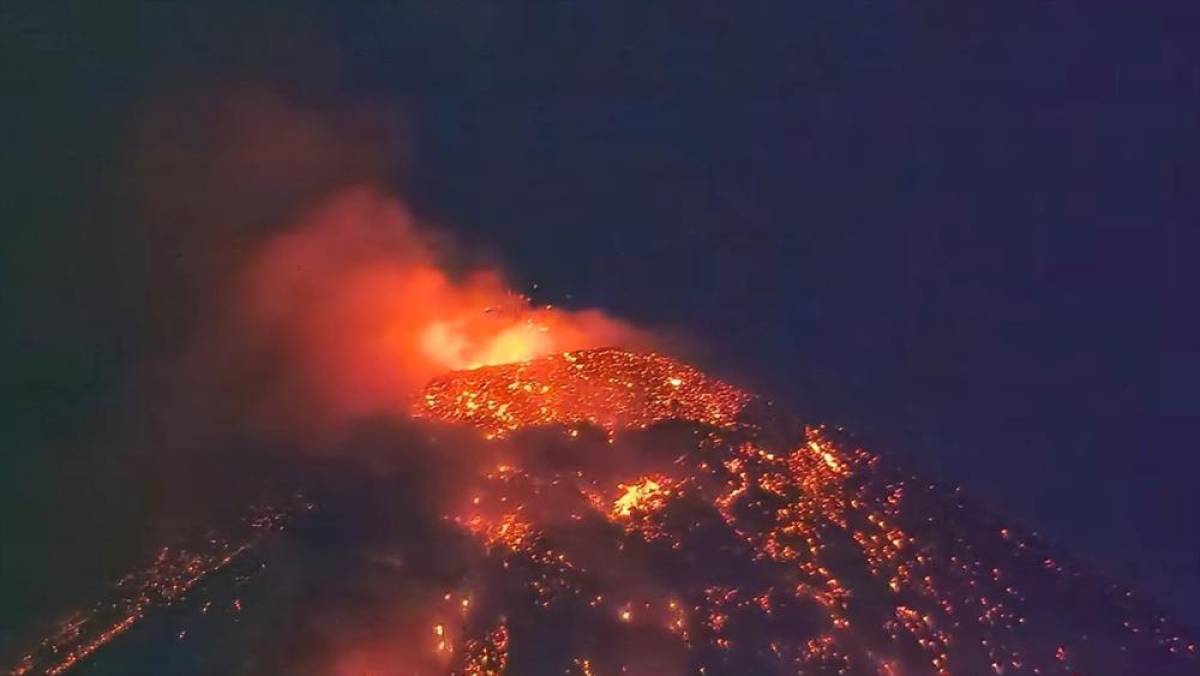 Fuego Yanardağı'nın faaliyete ge&ccedil;tiği Guatemala'da tahliye emirleri verildi