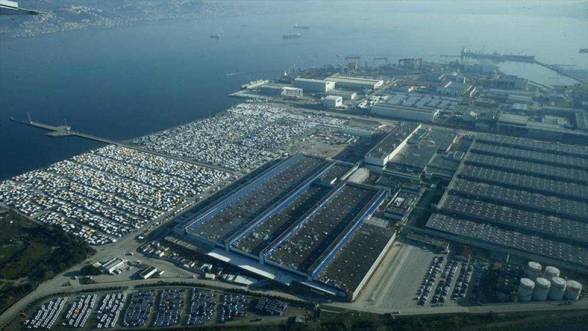 Otomotiv kasımda 3,8 milyar dolarla en fazla ihracat yapan sekt&ouml;r oldu