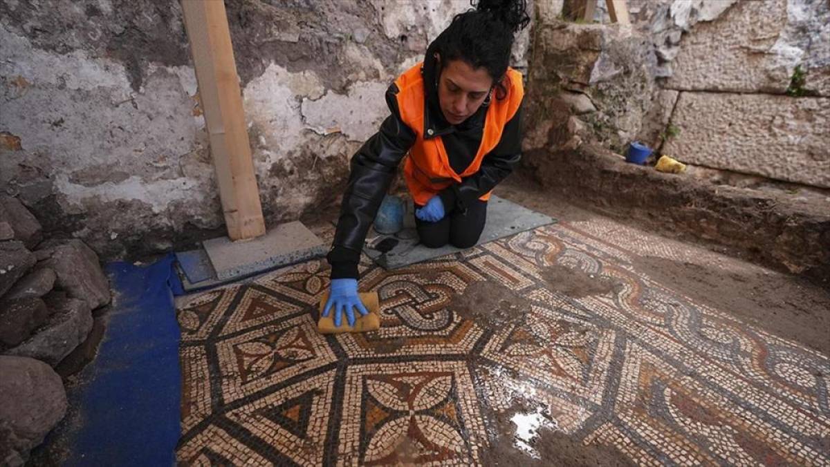 Smyrna'da kem g&ouml;zlere karşı "S&uuml;leyman d&uuml;ğ&uuml;m&uuml;" motifli mozaikli oda keşfedildi