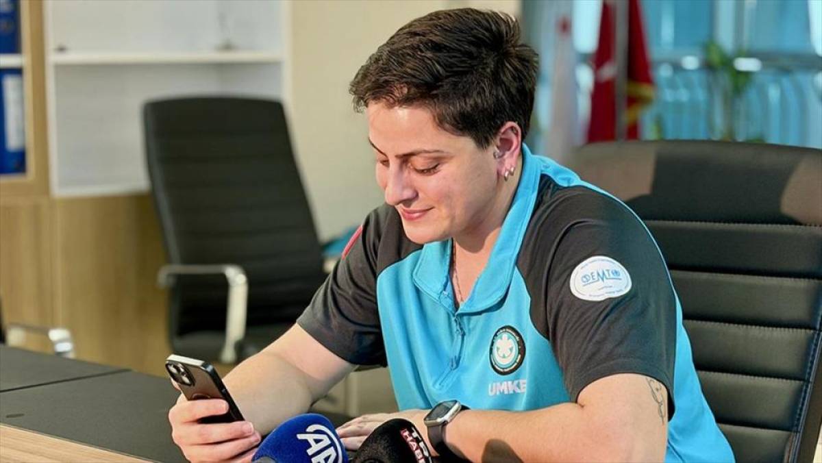 UMKE hemşiresi, enkazdan 90 saat sonra kurtardıkları G&uuml;ls&uuml;m ile g&ouml;r&uuml;şmeyi s&uuml;rd&uuml;r&uuml;yor