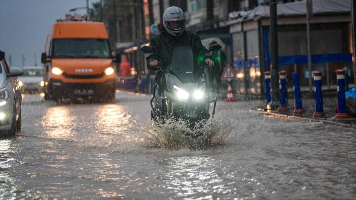 İzmir'de sağanak etkili oldu
