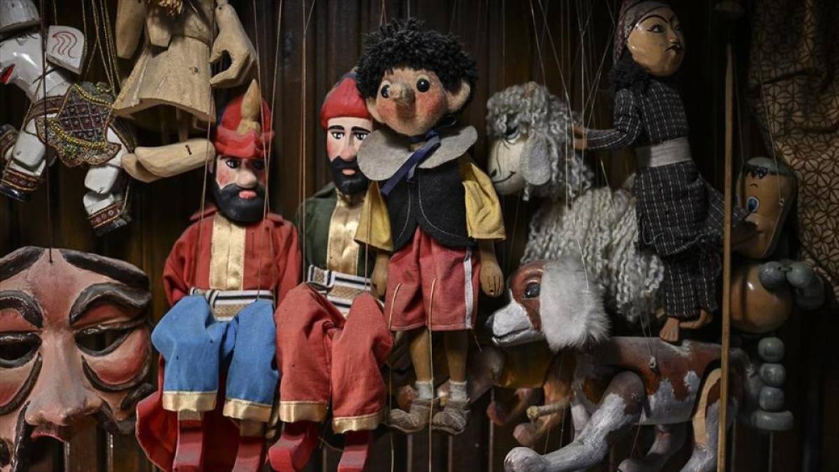 Karag&ouml;z'&uuml; zamana uyarlayarak geleneksel T&uuml;rk tiyatrosunu bug&uuml;ne taşıyor