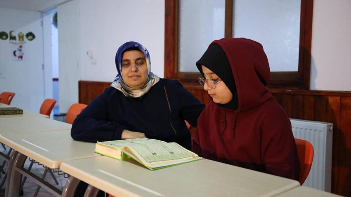 &Ccedil;evresini sil&uuml;et olarak g&ouml;ren kadın, yediden yetmişe Kur'an-ı Kerim &ouml;ğretiyor