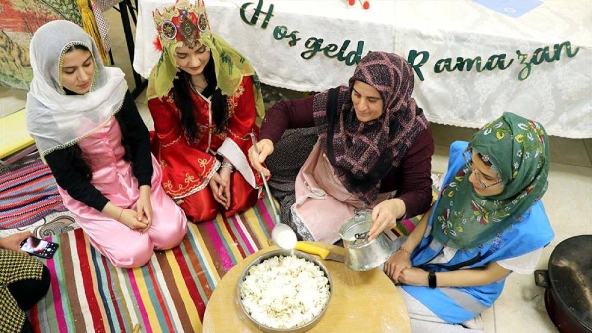 &Uuml;niversiteli kızlar, yurtta geleneksel tariflerle y&ouml;resel yemekleri &ouml;ğreniyor