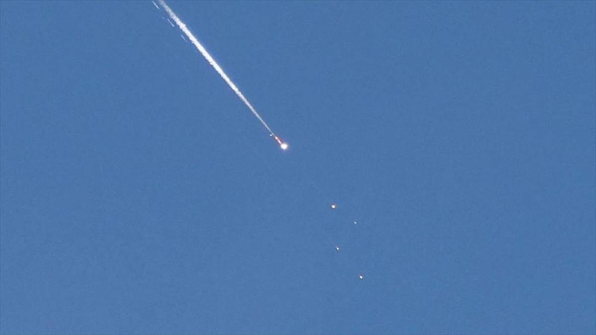 Hizbullah: Deniz tipi kruz f&uuml;zesiyle L&uuml;bnan a&ccedil;ıklarında İsrail askeri gemisini hedef aldık