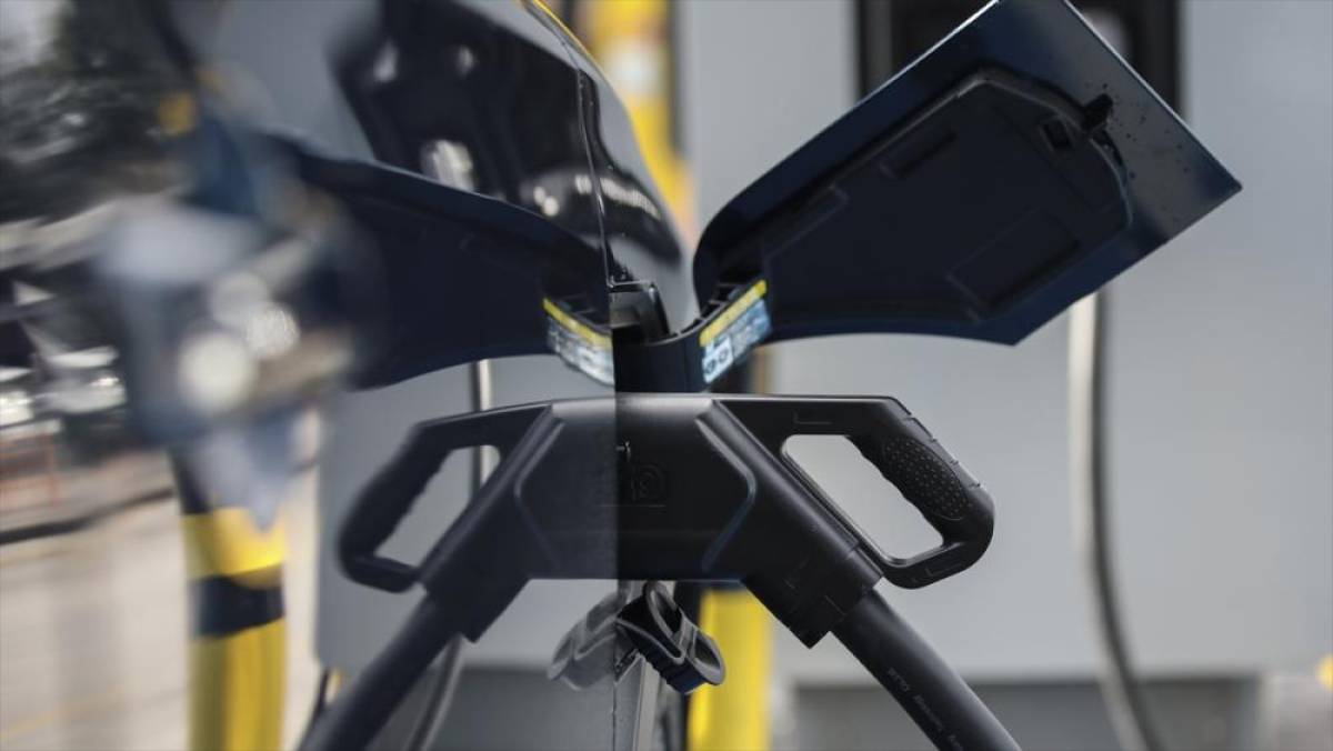 Otomobil pazarındaki satışların yarısından fazlasını elektrikli ve hibrit ara&ccedil;lar oluşturdu