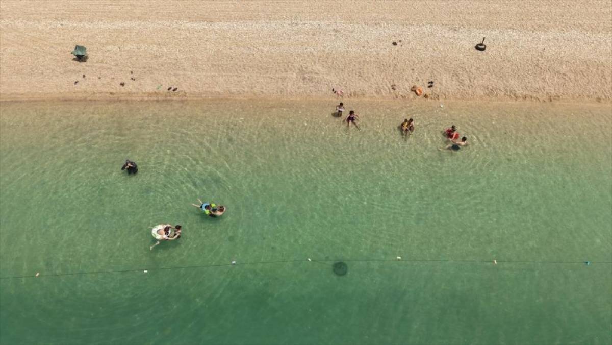 Van G&ouml;l&uuml;'ndeki &Ccedil;akıl Adası serin suyu ve doğal g&uuml;zellikleriyle ziyaret&ccedil;ilerini ağırlıyor