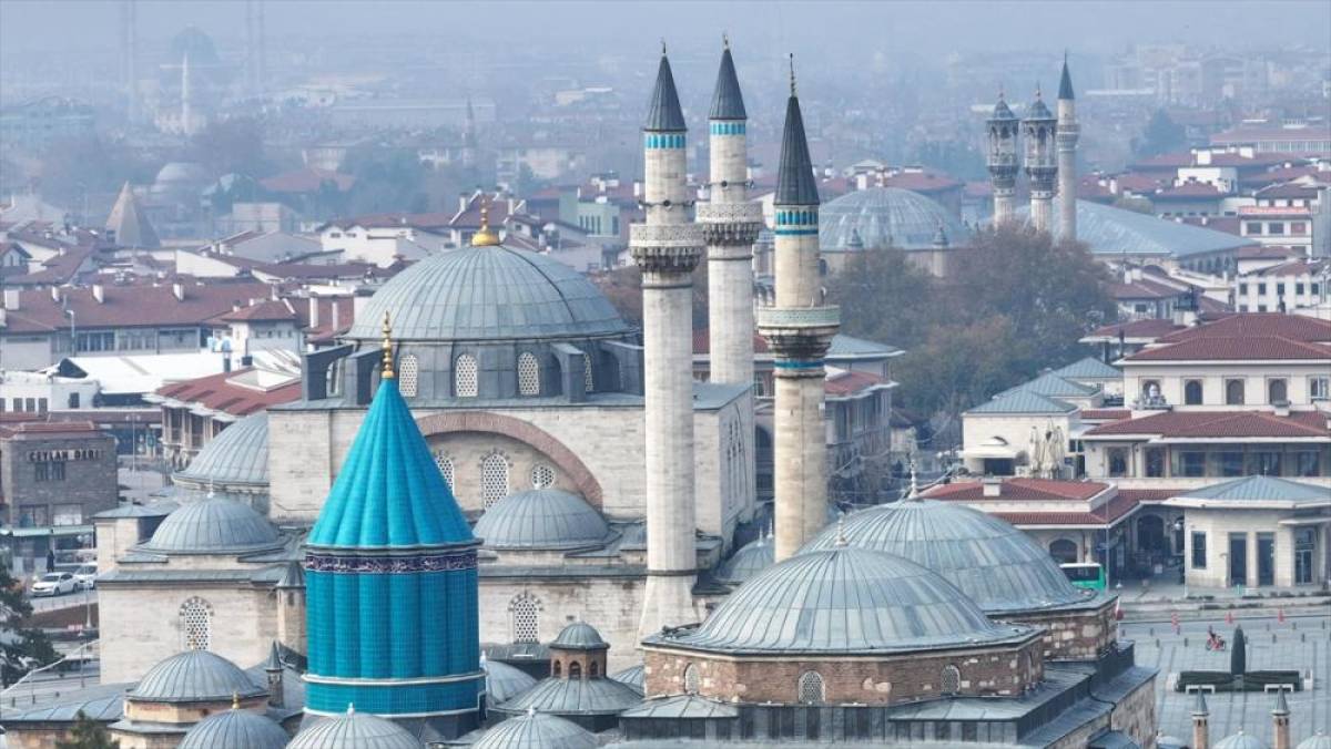 Mevlana, farklı inanç ve kültürden insanları 