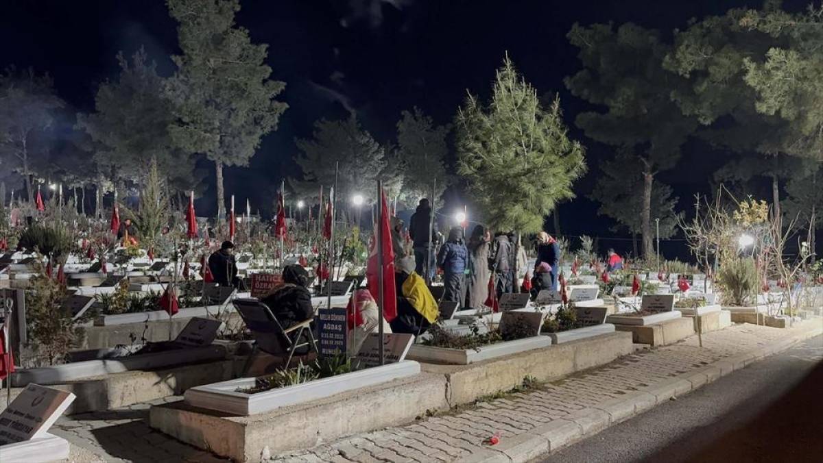 Kahramanmaraş'ta depremlerin &uuml;&ccedil;&uuml;nc&uuml; yılında mezarlık ziyaretleri geceden başladı