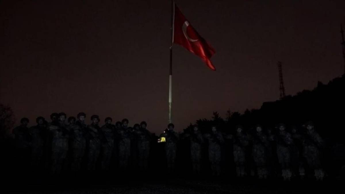 Mehmet&ccedil;ik, 6 Şubat depremlerinde hayatını kaybedenler i&ccedil;in saygı duruşunda bulundu