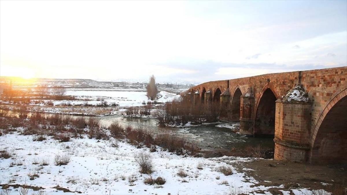 Erzurum'da &ccedil;evresi karla kaplanan 728 yıllık tarihi k&ouml;pr&uuml; g&uuml;zel g&ouml;r&uuml;nt&uuml; oluşturdu