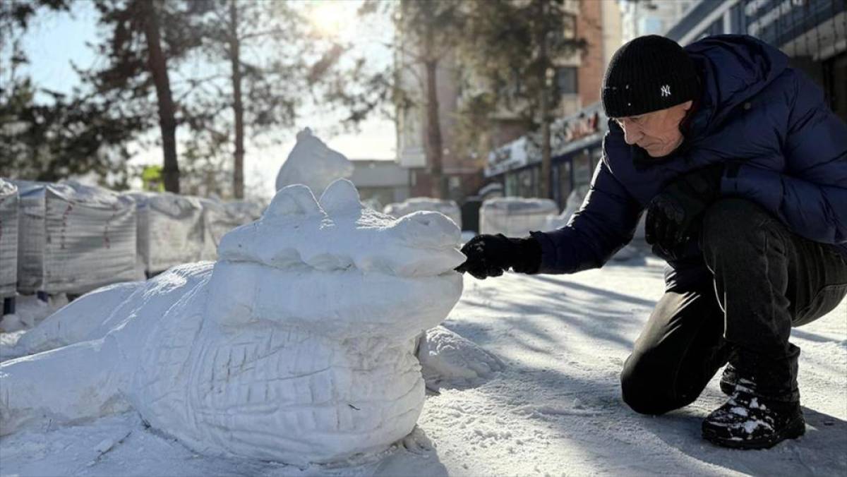Kazakistan'da restoran hizmetlisi Şaymerdenov, sanat yeteneğini kardan heykellerle sergiliyor