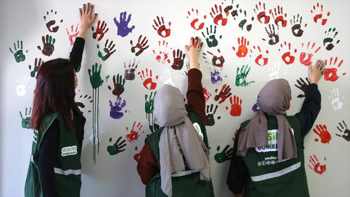 Yeşilay g&ouml;n&uuml;ll&uuml;leri "bağımsızlık duvarı"yla bağımlılığa "Dur" diyor