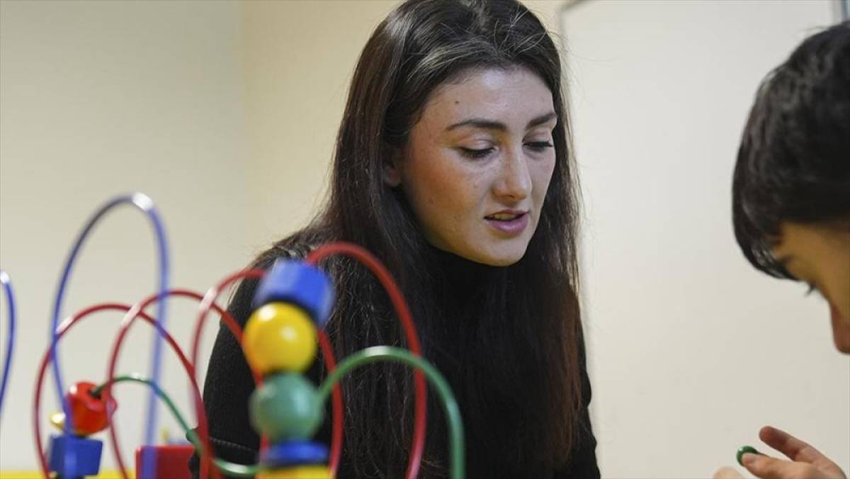 Depremde kızını kaybeden &ouml;ğretmen, evlat acısını &ouml;zel gereksinimli &ouml;ğrencilerle hafifletiyor