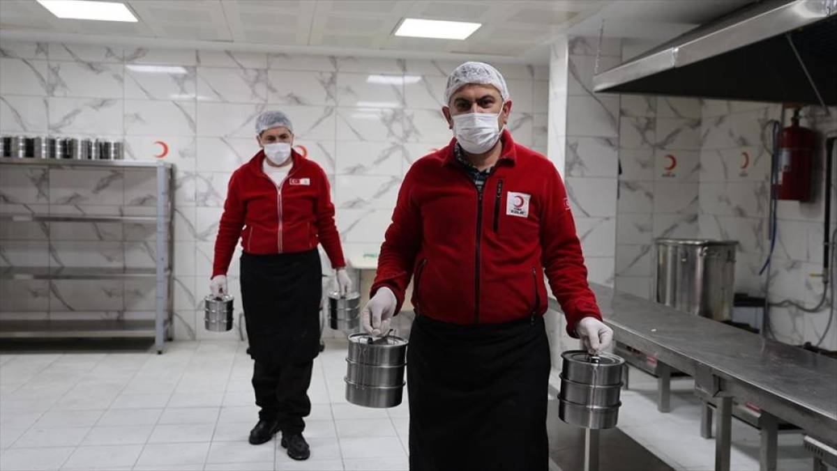 Depremzede aş&ccedil;ı Bayburt'ta Kızılaya g&ouml;n&uuml;ll&uuml; destek sunuyor