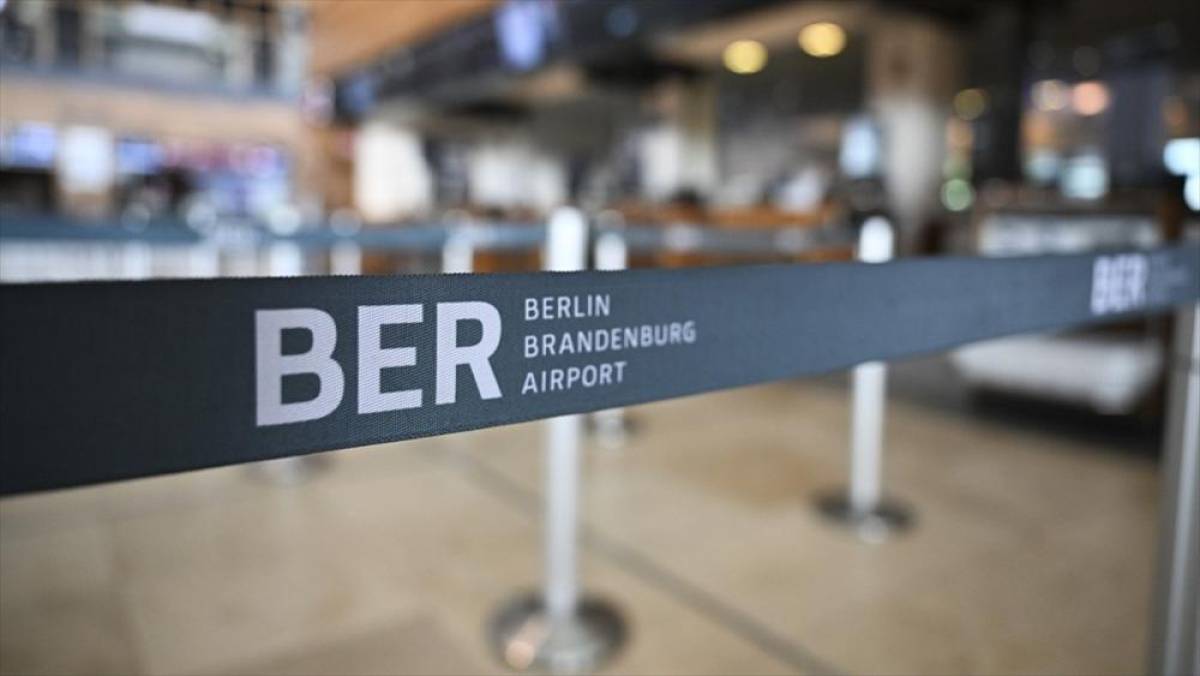 Berlin Brandenburg Havalimanı'nda buzlanma nedeniyle u&ccedil;uşlar yeniden durduruldu