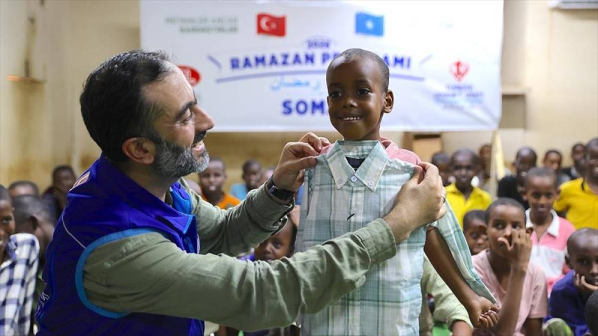Hayırseverlerin g&ouml;nderdiği bayramlıklar Somali'de yetim &ccedil;ocukların y&uuml;z&uuml;n&uuml; g&uuml;ld&uuml;rd&uuml;
