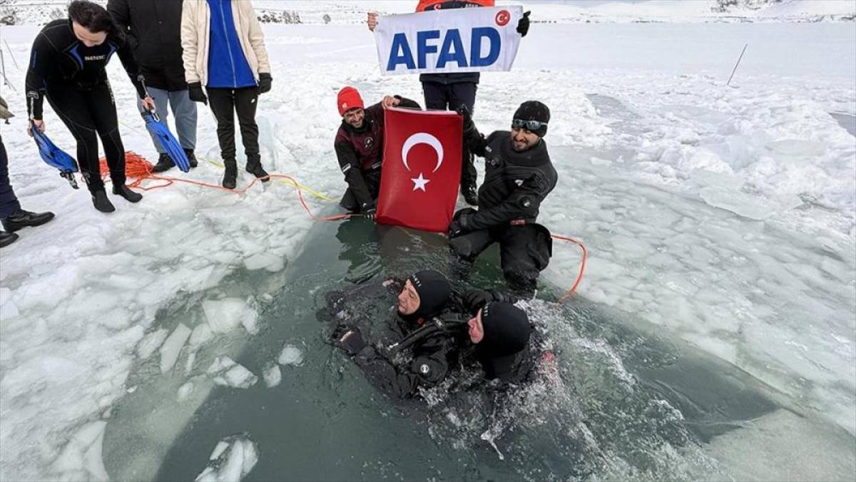 Akademisyen ve &ouml;ğrenciler dondurucu soğukta buzla kaplı &Ccedil;ıldır G&ouml;l&uuml;'ne daldı
