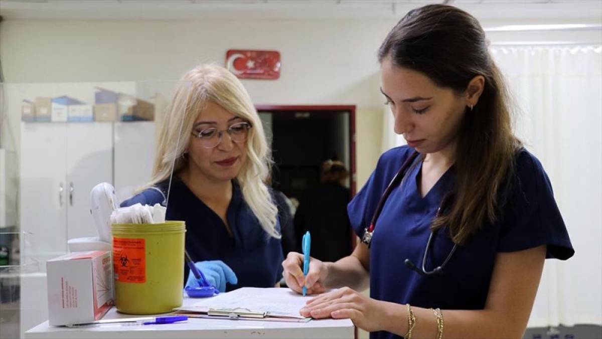 Gen&ccedil; doktor aynı hastanede hemşire annesiyle omuz omuza g&ouml;rev yapıyor