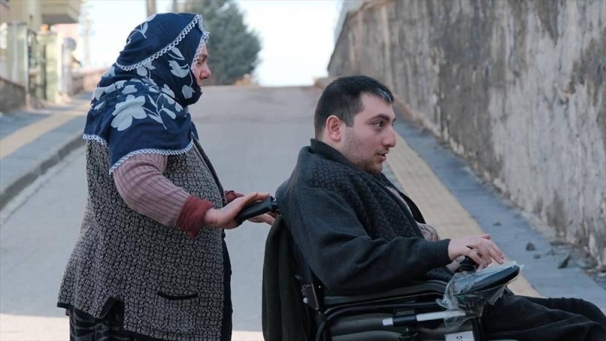 Fedakar anne hayatını adadığı engelli oğlunun eli ayağı oluyor