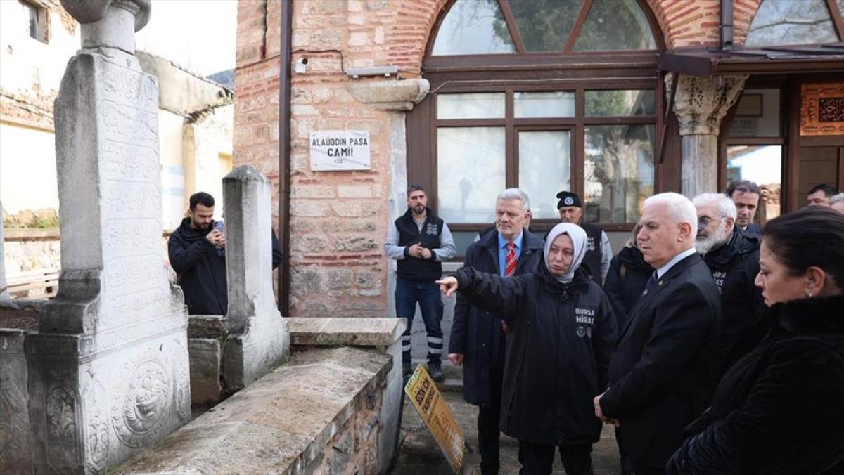 Osmanlı'nın ilk eserlerinden Alaeddin Bey Cami'nin haziresindeki mezar taşları restore ediliyor