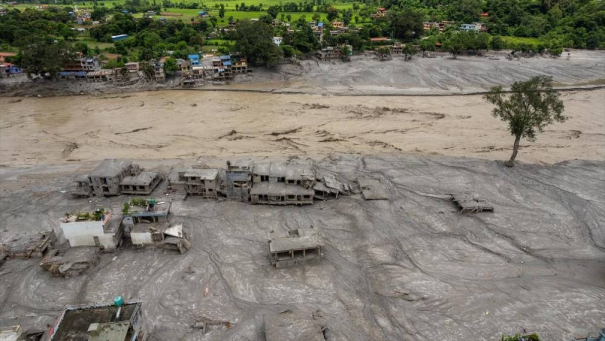 Nepal'deki sel felaketinde hayatını kaybedenlerin sayısı 1355'e &ccedil;ıktı