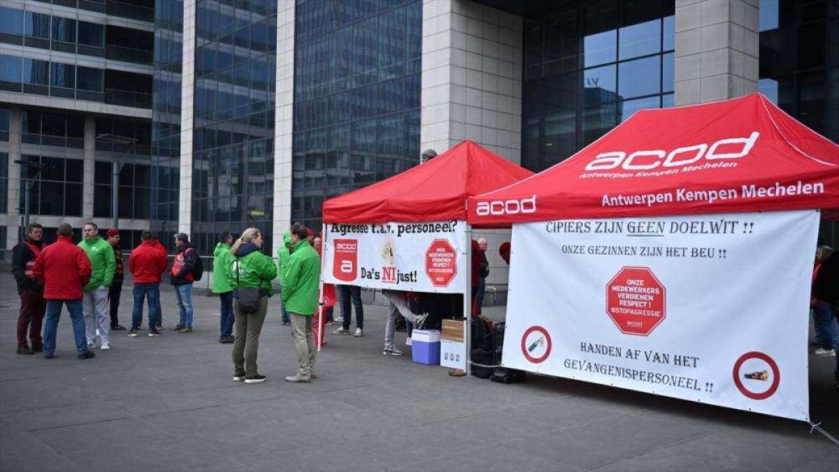 Bel&ccedil;ika'da cezaevi &ccedil;alışanları 5 g&uuml;nl&uuml;k greve gitti
