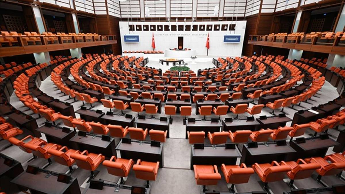 TBMM'de, trafik cezalarına y&ouml;nelik d&uuml;zenlemeleri de i&ccedil;eren kanun teklifinin g&ouml;r&uuml;şmelerine devam edilecek