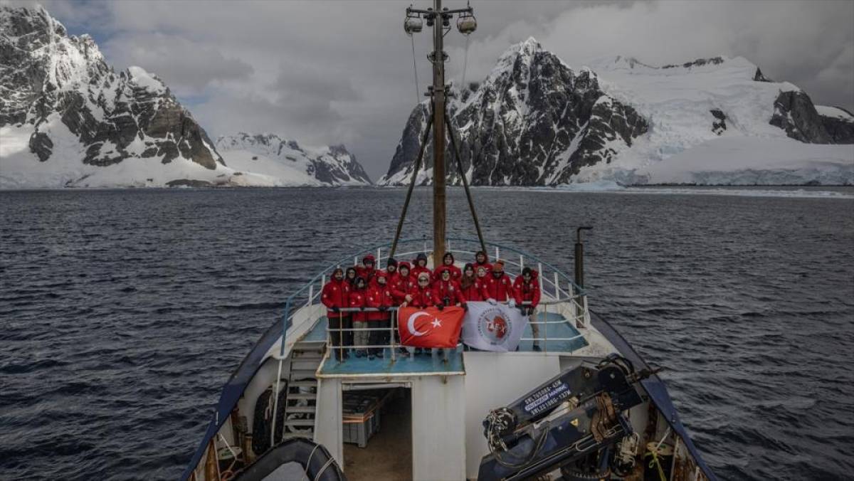T&uuml;rk bilim insanları 10. kez Beyaz Kıta&rsquo;daki evleri T&uuml;rk Bilimsel Araştırma Kampı'na ulaştı