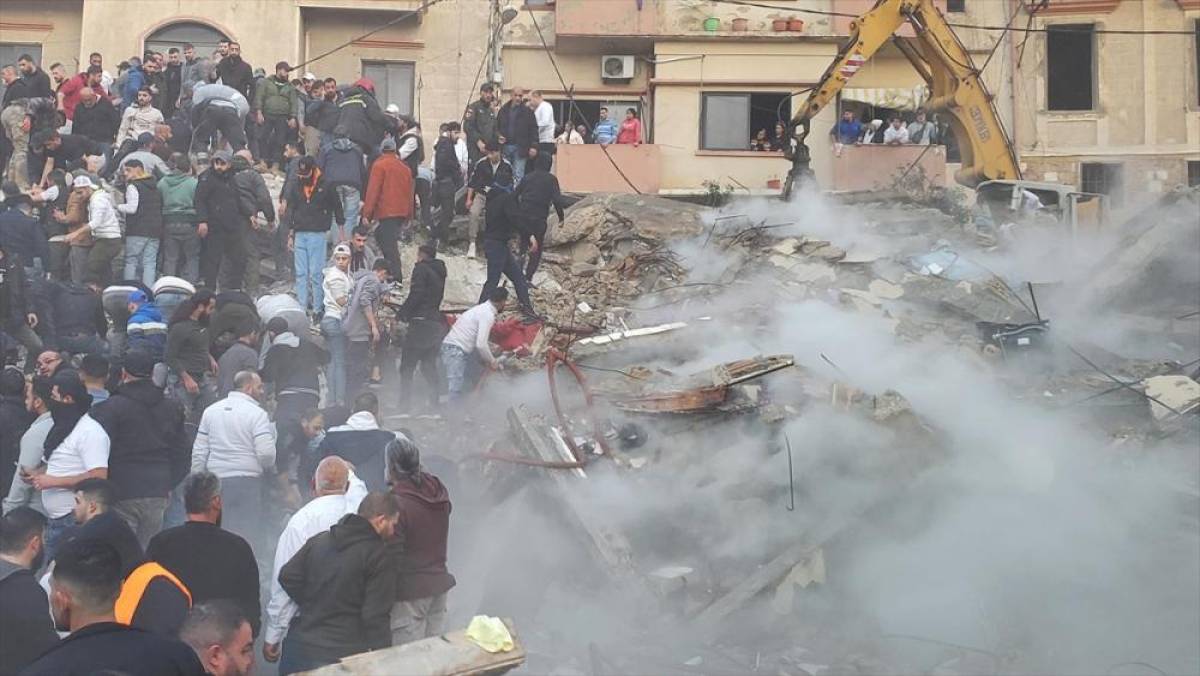 L&uuml;bnan'ın kuzeyindeki Trablusşam'da eski bir binanın &ccedil;&ouml;kmesi sonucu 6 kişi hayatını kaybetti