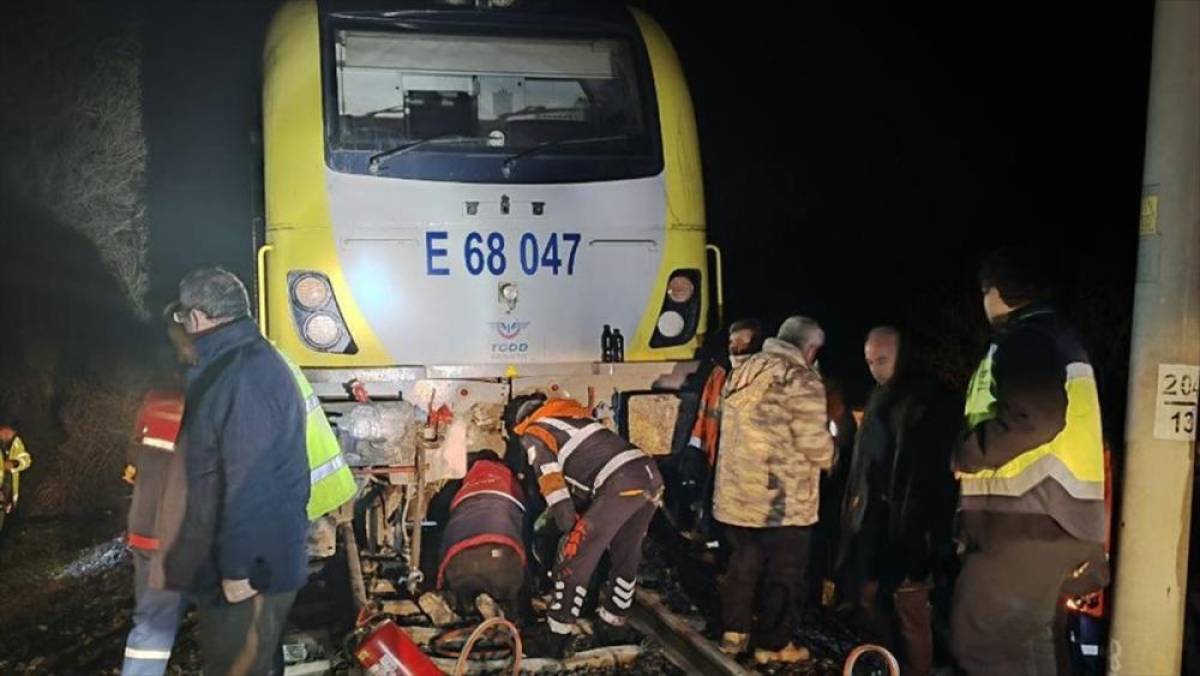 Balıkesir'de yolcu treninin lokomotifi, d&uuml;şen kaya par&ccedil;ası nedeniyle raydan &ccedil;ıktı