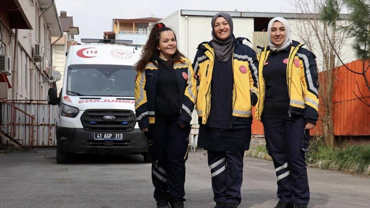 Kocaeli'de kadın ambulans s&uuml;r&uuml;c&uuml;leri, hastalar i&ccedil;in zamanla yarışıyor