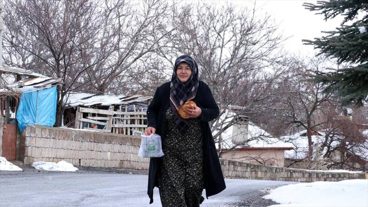 Yaşlı, engelli ve ihtiya&ccedil; sahiplerinin iftarlıklarını g&ouml;n&uuml;ll&uuml; kadınlar hazırlıyor